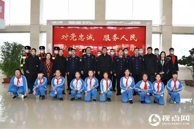 学生代表献礼首个中国人民警察节，感谢建三江公安多年暖心护学路