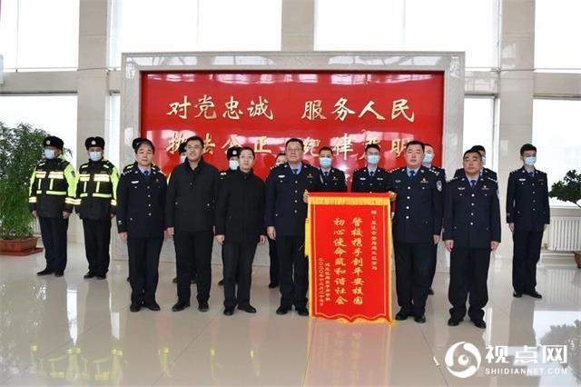 学生代表献礼首个中国人民警察节，感谢建三江公安多年暖心护学路