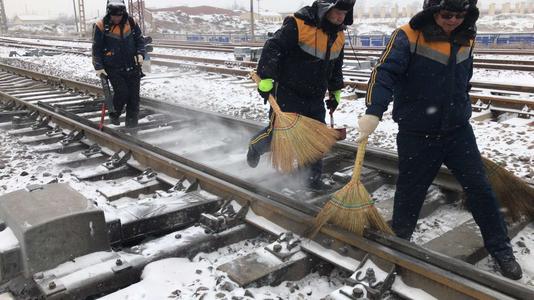 全国性降温，寒潮虽冷，铁路守护温暖回家路