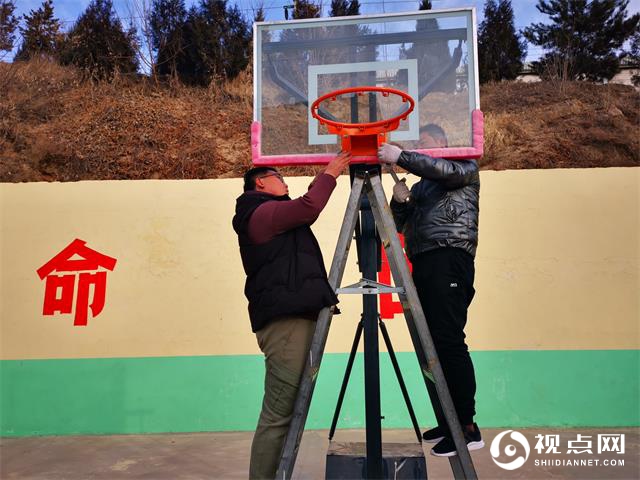 王老师和同事一起维修篮球架