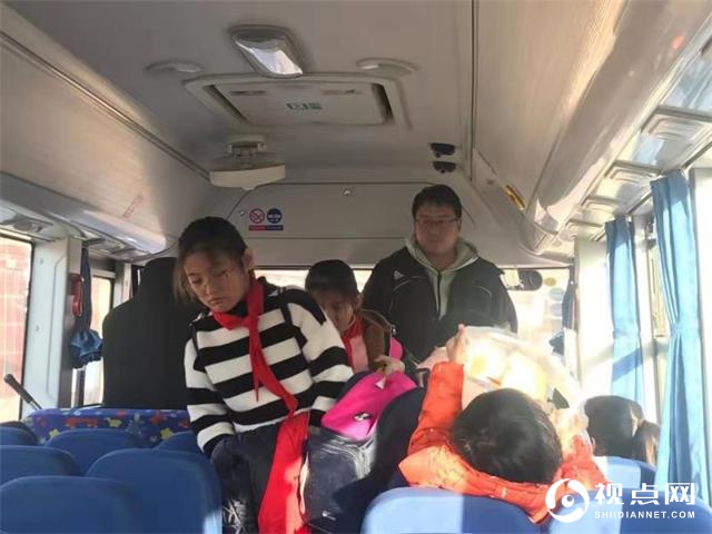 王老师跟随校车去接学生