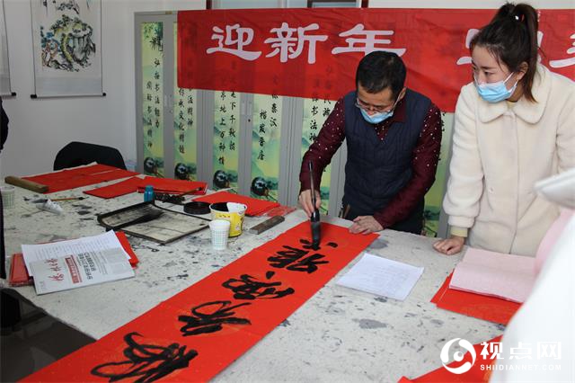 榆阳区崇文路街道办开展“迎新年、写春联、送祝福”活动