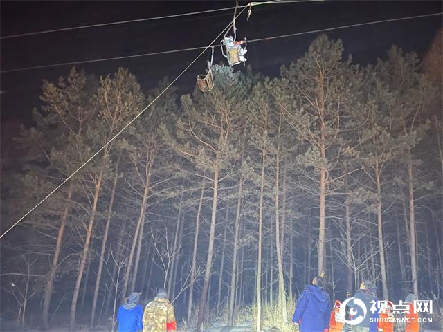 哈尔滨市一滑雪场缆车悬空故障19人全部获救