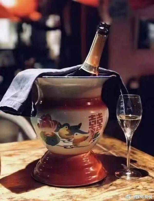 62美元一个！中国痰盂变身“传统果篮” 外国人还想买来吃面条