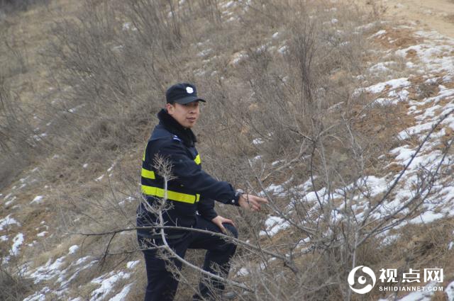 范文俊雪后上山进行线路巡查