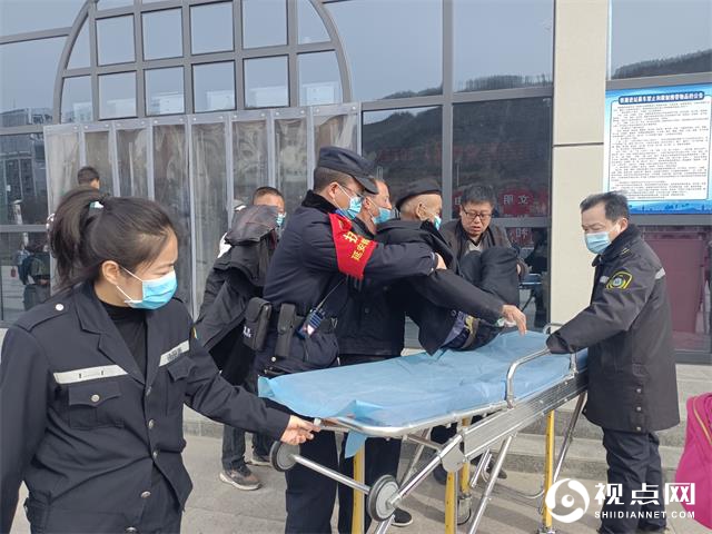 七旬老人险晕倒，延安铁警急救助
