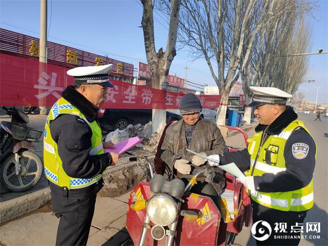 靖边交警节后走上街头送交通安全“大礼包”