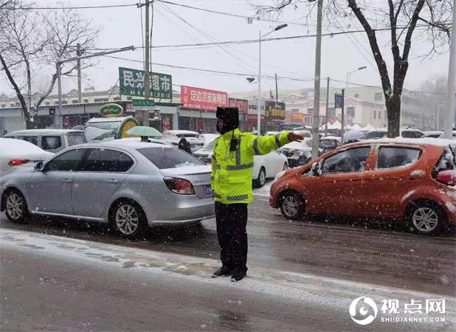 开学日雪纷飞，<a href=https://www.shidiannet.com/zt/jingbian/ target=_blank class=infotextkey>靖边</a>交警开学日雪中坚守“护学岗”
