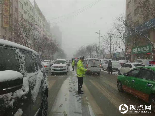 开学日雪纷飞，靖边交警开学日雪中坚守“护学岗”