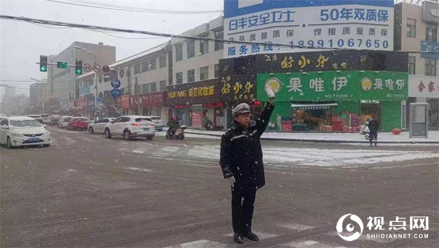 开学日雪纷飞，<a href=https://www.shidiannet.com/zt/jingbian/ target=_blank class=infotextkey>靖边</a>交警开学日雪中坚守“护学岗”