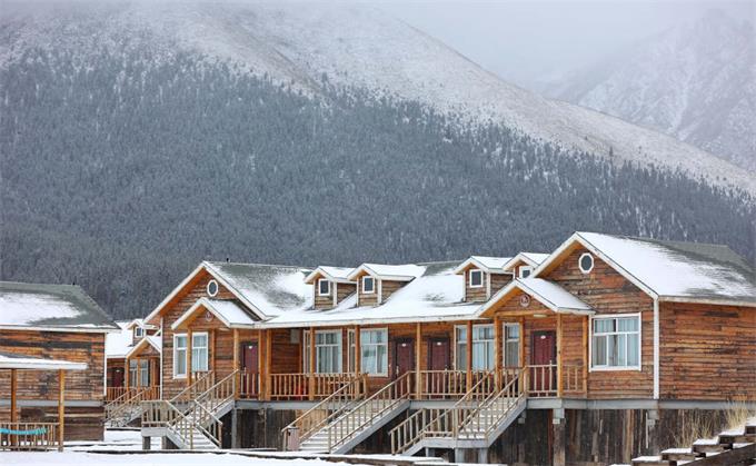 甘肃张掖山丹马场降雪，银装素裹高原美景