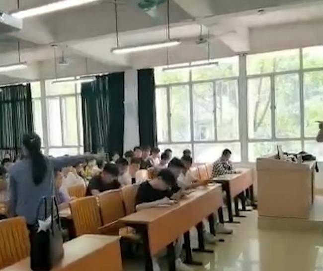 广东一女子闯进教室痛骂男老师 称被其下药性侵后失忆