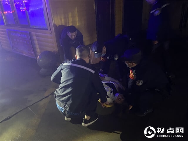 我为群众办实事：女子在出站口晕倒，延安铁警紧急救助