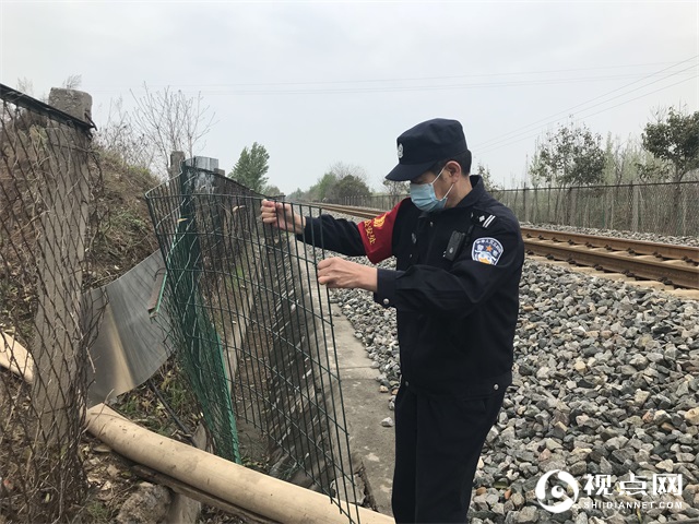 民警对线路安全巡查