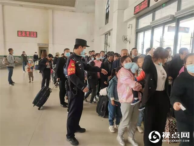 绥德铁警全警动员 护航“五一”返程高峰