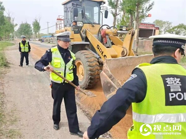 百米油污路面险情频发，<a href=https://www.shidiannet.com/zt/jingbian/ target=_blank class=infotextkey>靖边</a>交警奔现场排险情获点赞