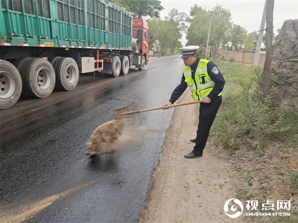 百米油污路面险情频发，<a href=https://www.shidiannet.com/zt/jingbian/ target=_blank class=infotextkey>靖边</a>交警奔现场排险情获点赞