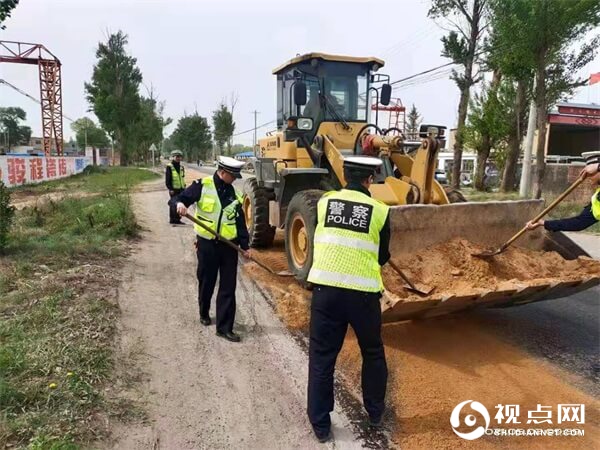 百米油污路面险情频发，<a href=https://www.shidiannet.com/zt/jingbian/ target=_blank class=infotextkey>靖边</a>交警奔现场排险情获点赞