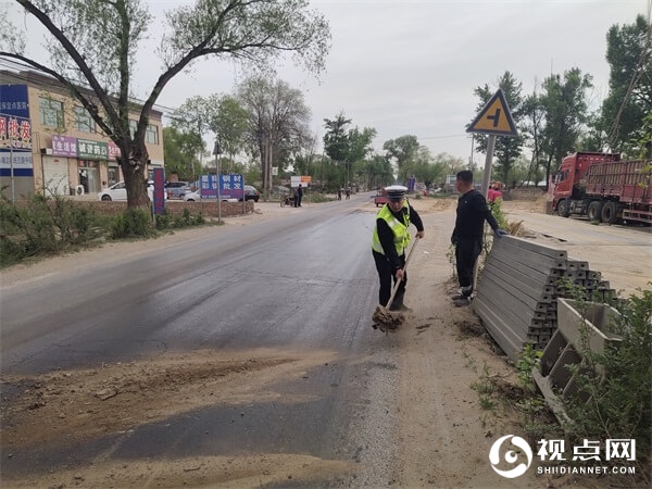 百米油污路面险情频发，<a href=https://www.shidiannet.com/zt/jingbian/ target=_blank class=infotextkey>靖边</a>交警奔现场排险情获点赞