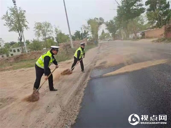 百米油污路面险情频发，靖边交警奔现场排险情获点赞