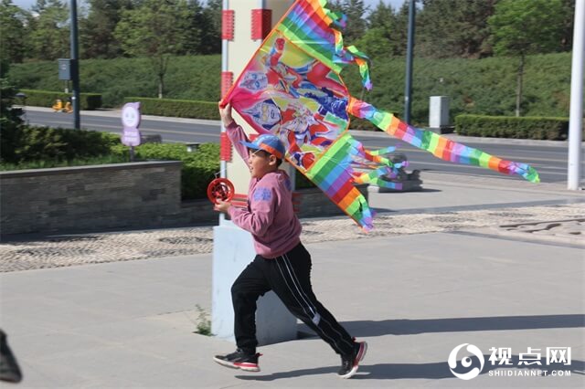 榆阳区金沙路街道金榆社区：感恩母亲节，亲子放风筝