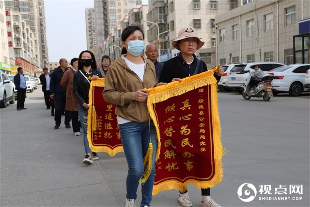 锣鼓喧天！46名群众给绥德公安送锦旗