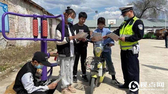 黑龙江牡丹江交警深入辖区开展“一盔一带”宣传活动