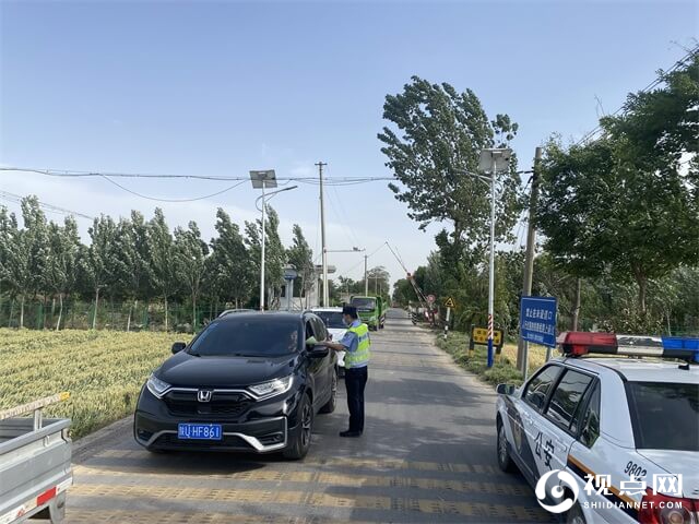 蒲城铁警在铁路道口开展法制安全宣传活动