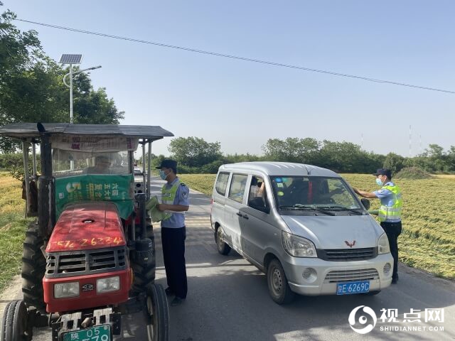蒲城铁警在铁路道口开展法制安全宣传活动