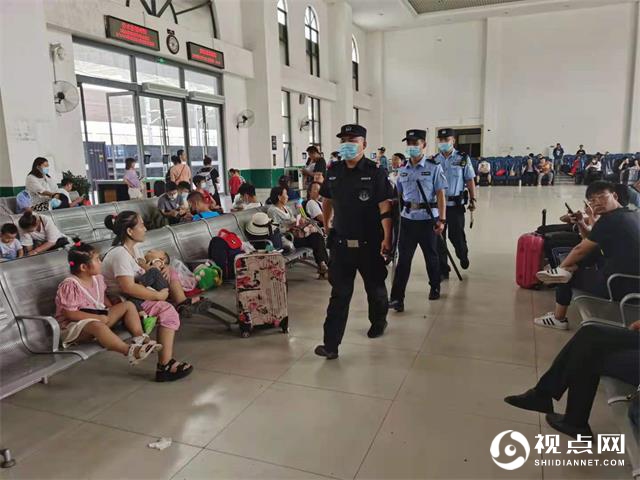 受河南暴雨影响多名旅客滞留绥德火车站，民警积极做好安抚