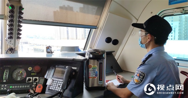 绥德铁警积极筑牢防汛“堤坝”