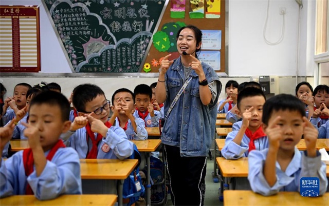 9月1日，西安市碑林区雁塔路小学参与课后服务的学生在老师的带领下进行“律动小达人”活动。