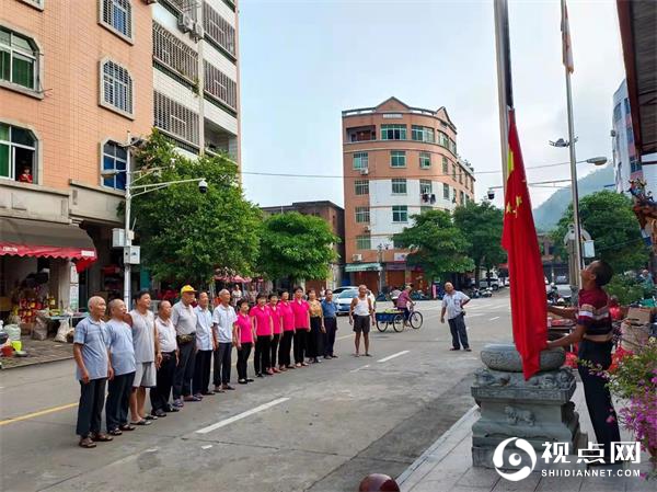 福建永春县五里街社区老年协会组织参加升国旗活动欢度国庆