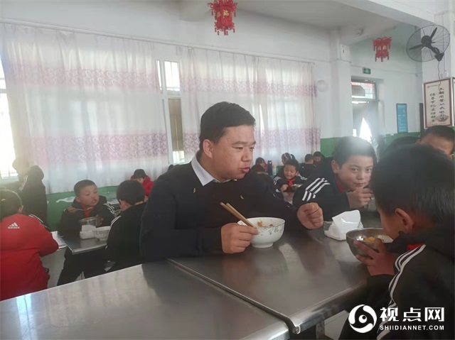 子洲县马岔镇中心小学校长王康：敢立潮头的行船人