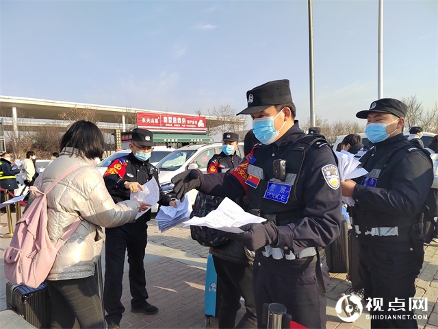 民警协助防疫工作人员疏散旅客