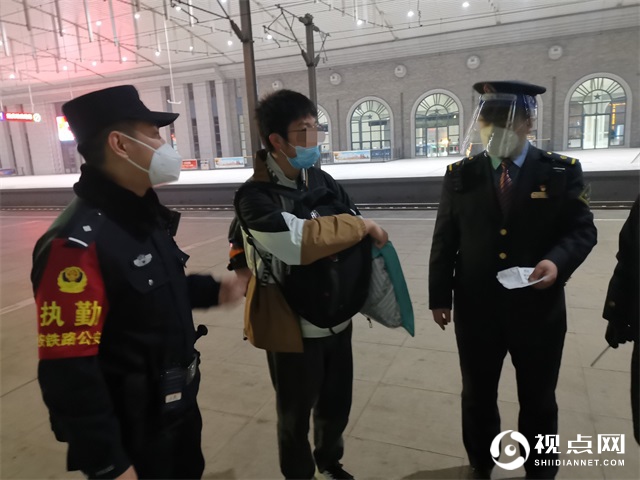 少年坐火车睡过站，延安铁警接力送回