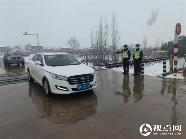 蒲城铁警顶风冒雪，全力护航春运平安