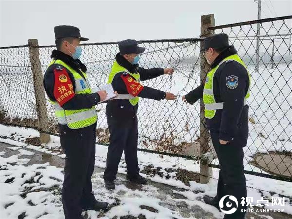 蒲城铁警顶风冒雪，全力护航春运平安
