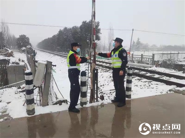 蒲城铁警顶风冒雪，全力护航春运平安