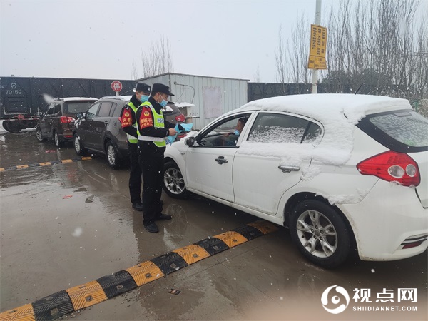 蒲城铁警顶风冒雪，全力护航春运平安