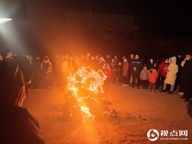 魅力米脂：铁水打花变焰火，围着火塔吹唢呐