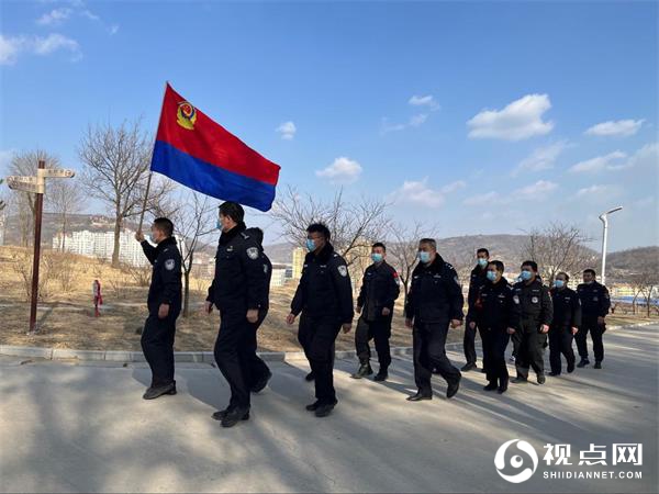 富县东站派出所组织全体民警辅警开展新年登高活动