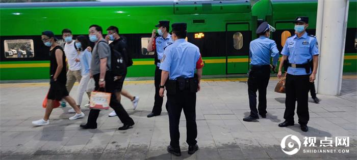 大雨导致区间封闭火车晚点，黄陵铁警迅速反应积极应对