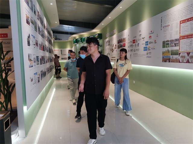 渭南市临渭区：农人不负农时 田间课堂送技术