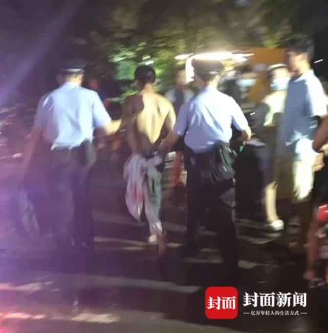 行凶男子被抓获（受访者供图）