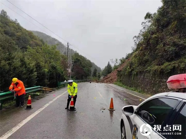 持续强降雨威胁道路安全，汉中西乡县交警日夜坚守保平安