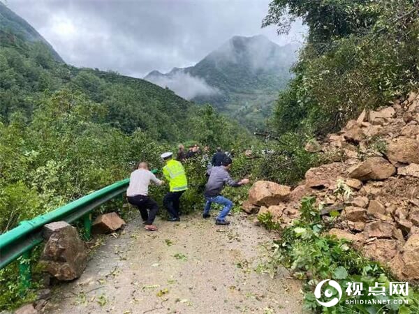 持续强降雨威胁道路安全，汉中西乡县交警日夜坚守保平安