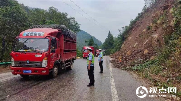 持续强降雨威胁道路安全，汉中西乡县交警日夜坚守保平安