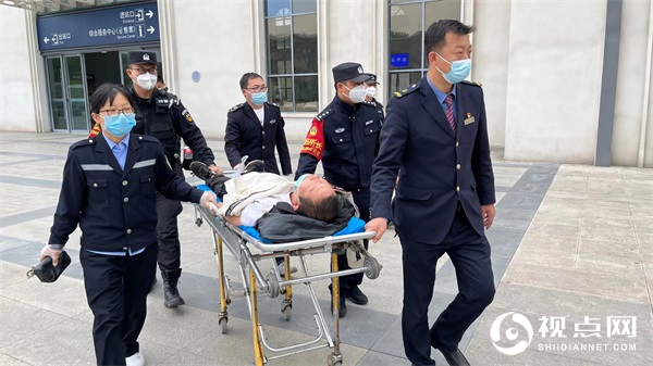 旅客乘车突发疾病 绥德铁警及时救助