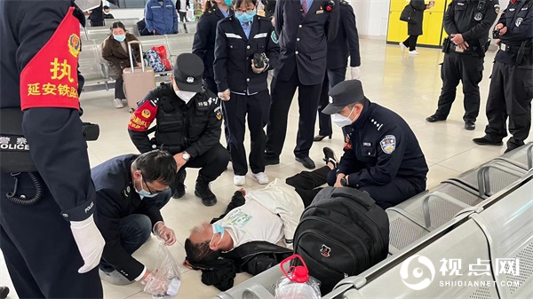 旅客乘车突发疾病 绥德铁警及时救助